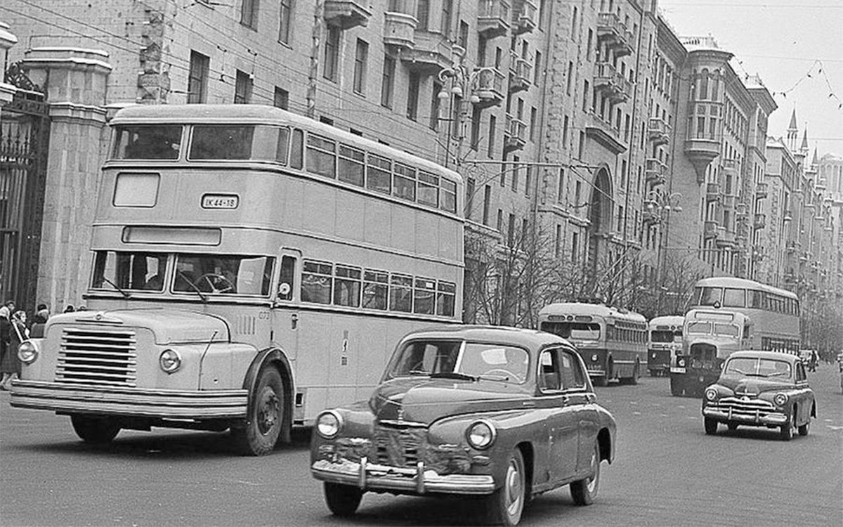 По какой причине не прижились двухэтажные автобусы в советской Москве